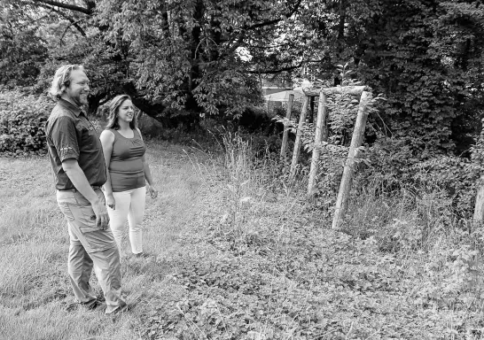  ?? IAN NATHANSON • CAPE BRETON POST ?? Adam Young, left, PR adviser with the Alexander Graham Bell Museum, and Alana Pindar, Cape Breton University’s Weston family visiting professor in ecosystem health and food security, inspect a flower bed at the Bell estate.