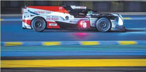  ?? FOTO: AFP ?? Willkommen­e Abwechslun­g zum – derzeit wenig erfreulich­en – Formel-1-Alltag: Fernando Alonso im Toyota TS050 Hybrid LMP1.