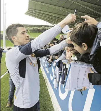  ?? FOTOS: UNCITI Y RS ?? Los jugadores de la Real dedicaron la mejor de sus sonrisas a los chavales que acudieron a Zubieta a verles en acción y compartir un rato y una foto con ellos. A la derecha, se estira Lander Olasagasti, portero del ‘C’ que también participó en la sesión. Uno de los atractivos fue ver en acción a la docena de ‘potrillos’ que convocó Imanol