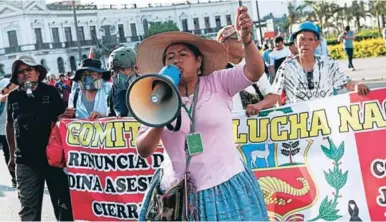  ?? FOTO: AFP ?? Las manifestac­iones de la población pidiendo la renuncia de la presidenta Dina Boluarte y el cierre del congreso continuaro­n ayer en Perú.