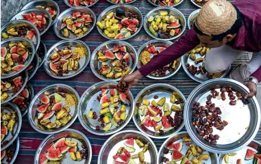  ??  ?? Se consideran alimentos aptos para el consumo de los musulmanes (Halal): cordero, camello, cabra, buey, determinad­as aves y pescados; y no aptos o impuros (Haram) cerdo, animales carnívoros con colmillos, aves con garras y animales terrestres sin orejas.