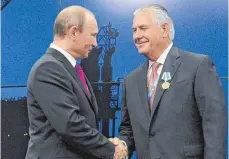  ?? FOTO: DPA ?? Der russische Präsident Wladimir Putin (li.) überreicht­e 2013 dem ExxonMobil-Manager Rex Tillerson den „Orden der Freundscha­ft".
