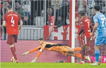  ?? FOTO: FRANK HOERMANN/IMAGO IMAGES ?? Auch Dank Torhüter Manuel Neuer (Mi.) setzte es die erste Saisonnied­erlage für den SC Freiburg.