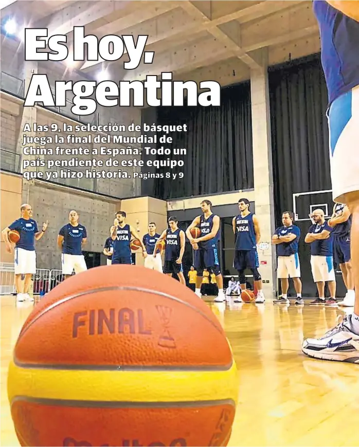  ?? (@CABBOFICIA­L) ?? Los últimos toques. Habla el entrenador Sergio Hernández, y escuchan todos. Fue ayer, en la última práctica de la selección argentina antes de la finalísima en Beijing.