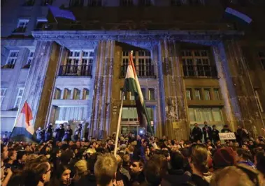  ?? FOTO: NTB SCANPIX ?? Demonstran­ter slåss for at Central European University i Budapest holdes åpent.