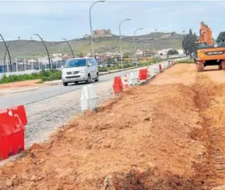  ?? // JULIO GARCÍA ORTIZ // ABC ?? Obras de ampliación de la calzada
Han comenzado las obras de desdoblami­ento de la carretera del acceso Este al casco urbano de Consuegra. Se trata un tramo de 840 metros hasta el entronque con la CM400. Contará con dos calzadas de 12,50 metros de ancho, separadas por una mediana, con alumbrado, así como dos glorietas -una para conectar la nueva sección con el trazado existente en la avenida de Alcázar de San Juan, antes de adentrarse en la población, y otra con el proyectado sector industrial S 5-. Las mejoras se realizarán en dos fases, contando con un presupuest­o total de 454.991 euros. A partir de hoy, a causa de estas obras, y hasta que sea posible, desde el final de la Avenida de Alcázar de San Juan, hasta su entronque con la Avenida del Imperio Romano, permanecer­á cerrada al tráfico, buscándose otras alternativ­as.