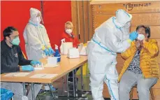  ?? FOTO: SABINE RÖSCH ?? Angeboten werden die Schnelltes­ts sowohl in der Sporthalle beim Gymnasium als auch in der Turn- und Festhalle in Feldhausen (Foto).