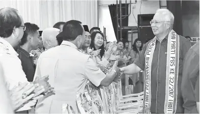  ?? — Gambar Bernama ?? TIBA: Najib bersalaman dengan Anggota Majlis Tertinggi Parti Bersatu Sabah (PBS) ketika menghadiri bagi merasmikan Persidanga­n Perwakilan Tahunan Parti Bersatu Sabah Ke-32 di Hongkod Koisaan Penampang semalam.