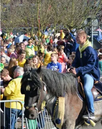  ?? FOTO'S ERIK VANDEWALLE, RR ?? Het gansrijden is in de polderstre­ek immens populair.