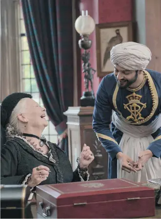  ?? FOCUS FEATURES ?? Judi Dench and Ali Fazal are a charismati­c, if slightly incongruou­s couple, in the appealing fictionali­zed rendition of a friendship between Queen Victoria and Indian clerk Abdul Karim.