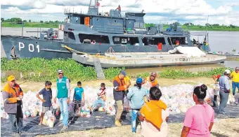  ?? ?? El barco Capitán Cabral llegó a Bahía Negra con cargamento de víveres el jueves 7 de marzo, luego de nueve días de viaje por el río Paraguay desde el puerto de Asunción.