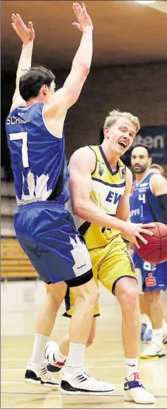  ?? BILD: PERKUHN ?? Kaum ein Vorbeikomm­en gab es für Johannes Averbeck (mit Ball) und seine Kollegen von der Baskets Akademie/OTB II gegen die erfahrenen Göttinger.