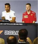  ??  ?? Die Kontrahent­en Lewis Hamilton (l.) und Sebastian Vettel vor der Presse in Melbourne. Foto: imago