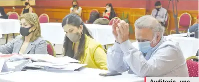  ??  ?? El exsenador colorado Óscar González Daher junto con la abogada Sara Parquet en el salón auditorio donde se lleva a cabo el juicio oral.