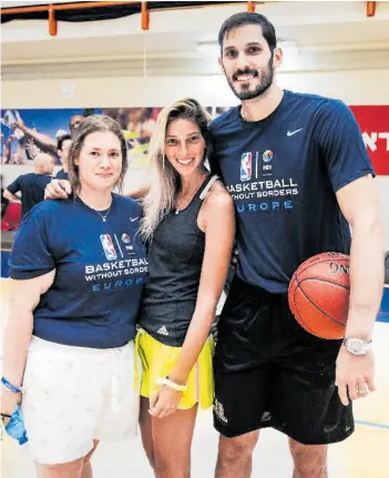  ??  ?? Liron Fanan sa svojim prvim klijentom Omrijem Caspijem i njegovom djevojkom. Caspi je prvi Izraelac u NBA