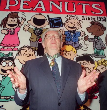  ??  ?? Charles Schulz, the creator of the Peanuts comic stri, at the Musee des Arts decoratifs in Paris in 1990