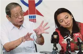  ?? PIC BY ROHANIS SHUKRI ?? DAP adviser Lim Kit Siang at a press conference in Kuala Lumpur yesterday. With him is Segambut member of parliament Hannah Yeoh.