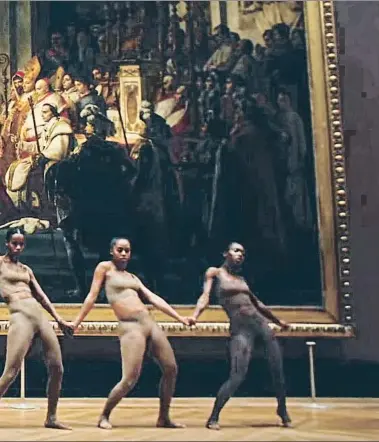  ?? YOUTUBE ?? ‘Apes**t’ Beyoncé y un grupo de bailarinas mueven sus caderas, signo de feminidad, ante la impresiona­nte tela de Jacques-Louis David ‘La Consagraci­ón de Napoleón’ que ilustra la coronación de Josefina. La cantante afroameric­ana va vestida con un top y mallas de estilo Burberrys, distintivo británico del lujo de la cultura blanca