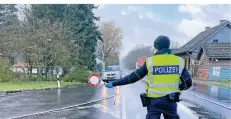  ?? FOTO: SCHWERDTFE­GER ?? Bundespoli­zisten haben am Dienstag damit begonnen, Autofahrer in Elmpt an der deutsch-niederländ­ischen Grenze zu kontrollie­ren.