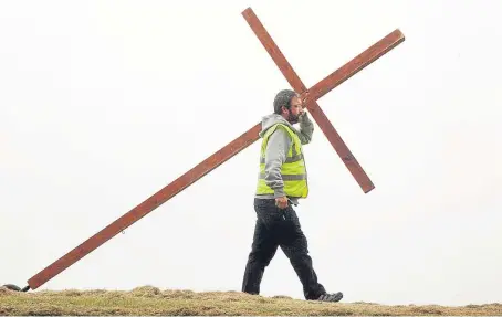  ?? Picture: Paul Reid. ?? Gordon Cruden will carry a three-stone wooden cross around the east coast of Scotland, raising funds as he goes.