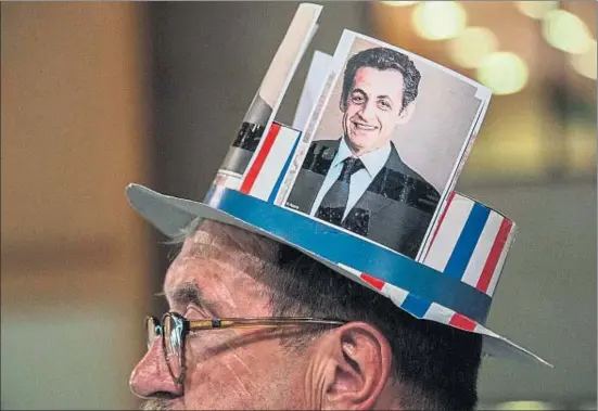  ?? DENIS CHARLET / AFP ?? Un partidari de l’expresiden­t Nicolas Sarkozy assistia atent al seu primer míting de campanya dissabte a Le Touquet