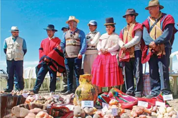  ??  ?? Productore­s. Para los productore­s bolivianos es importante encontrar oportunida­des de mercados.