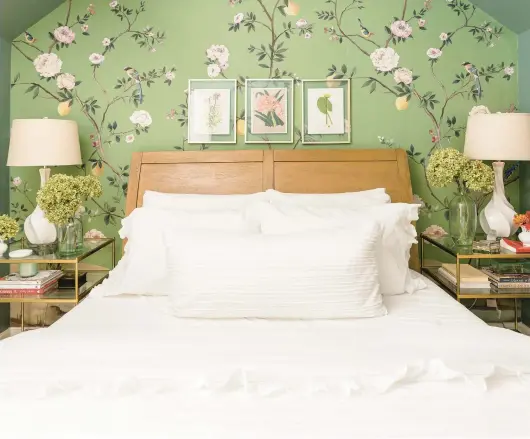  ?? SARA STATHAS/THE NEW YORK TIMES PHOTOS ?? Keila Tirado-Leist’s primary bedroom at her home in Milwaukee features floral wallpaper and ruffled linens.