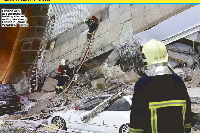  ?? REUTERS ?? Firemen work at a collapsed building after an earthquake struck Hualien in Taiwan yesterday.