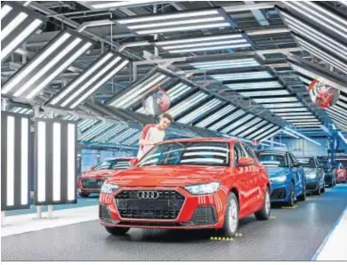  ??  ?? Línea de montaje del nuevo Audi A1 en la planta de Seat en Martorell.