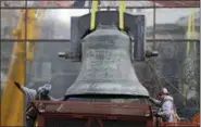  ?? MATT ROURKE - THE ASSOCIATED PRESS ?? In this Jan. 31, 2013, file photo, workmen guide the Bicentenni­al Bell, a gift from Britain for America’s 200th birthday in 1976, before it is lifted into a shipping container in Philadelph­ia. A nonprofit group, Friends of Independen­ce National...