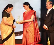  ??  ?? Chitra Ramkrishna receiving the Hall of Fame trophy from Smriti Zubin Irani