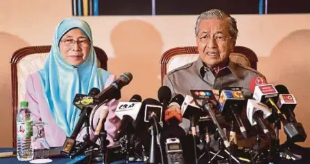  ?? [FOTO BERNAMA] ?? Dr Mahathir bersama Timbalan Perdana Menteri, Datuk Seri Dr Wan Azizah Wan Ismail pada sidang media selepas mempengeru­sikan Mesyuarat Majlis Presiden Pakatan Harapan di Yayasan Kepimpinan Perdana, Putrajaya, semalam.