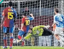  ??  ?? Una foto del recuerdo de aquel partido entre Caballero
y Messi.