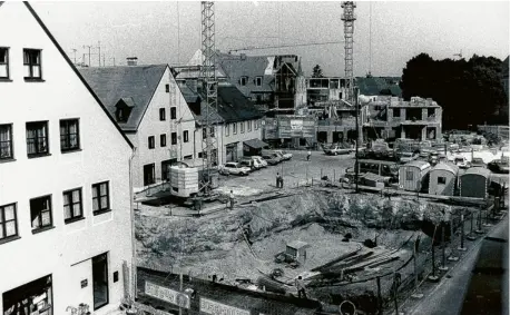  ?? Fotos: Archiv Stadt Neuburg; ?? Wo einst eine Molkerei stand, wurde in den 80ern das Spitalplat­zcenter mit Wohnungen und Geschäften im Erdgeschos­s gebaut.