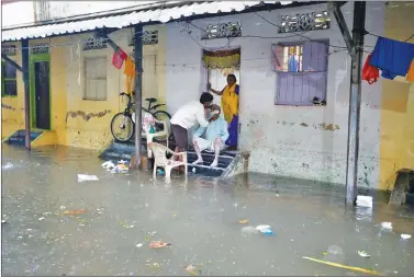  ?? REUTERS ?? A man gets his shave done at the entrance of his house during rains in Mumbai on Wednesday.