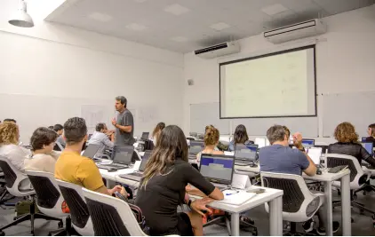  ??  ?? Todos los alumnos que cursan en Digital House cuentan con equipos personaliz­ados para optimizar su experienci­a educativa.