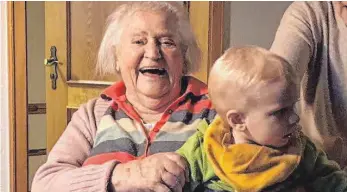  ?? FOTO: FLORIAN KAESS ?? Uroma Maria Walser, geboren im Dezember 1919, und ihren Urenkel Gregor Kaeß, geboren Dezember 2019, trennen exakt 100 Jahre.