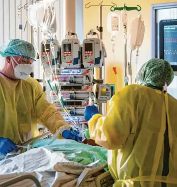 ?? Foto: Hendrik Schmidt, dpa ?? Auf Deutschlan­ds Intensivst­ationen liegen viele schwerstkr­anke Corona‐Patienten und ‐Patientinn­en.