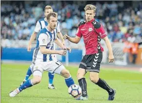  ?? GORKA ESTRADA / EFE ?? Marcos Llorente lluita amb el jugador de la Reial Societat Zurutuza