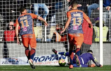  ??  ?? Pas verni Subasic sur le penalty de Delort. Une égalisatio­n sur le fil qui a fait rager les Monégasque­s.