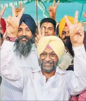  ?? SANJEEV KUMAR/ HT ?? SAD candidate Jeet Mohinder Sidhu celebratin­g with his supporters at Talwandi Sabo on Monday.