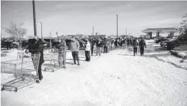  ?? RICARDO B. BRAZZIELL/ AUSTIN AMERICANST­ATESMAN VIA AP ?? People line up to enter Costco in Pflugervil­le, Texas, on
Feb 16 after Texas’ power grid failed in the face of a record winter freeze.