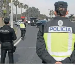  ?? E.S. ?? Un control policial en el Paseo de Poniente de La Línea de la Concepción.