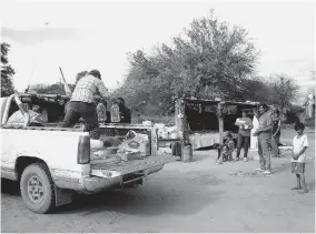  ??  ?? Algunas familias viven en ranchos en los que no tienen ni un mueble.