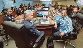  ?? EDMUND SAMUNTING PIC BY ?? Deputy Prime Minister Datuk Seri Dr Ahmad Zahid Hamidi at the Sabah police contingent headquarte­rs in Kota Kinabalu yesterday. With him is Sabah Chief Minister Tan Sri Musa Aman (right).