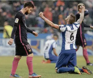  ?? Paulo Duarte/AP ?? Diante de um Lionel Messi cabisbaixo, o zagueiro Raul Albentosa (camisa 6) comemora a vitória do La Coruña, que não derrotava o Barcelona havia oito anos