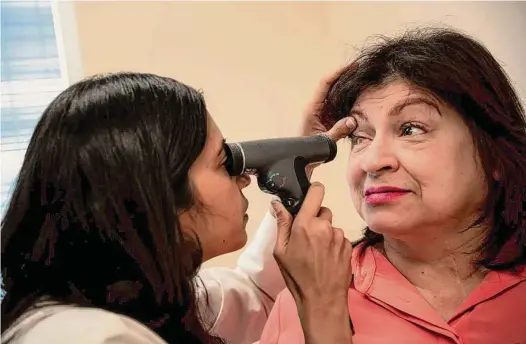  ?? Photos by Meridith Kohut/Contributo­r ?? Dr. Shreya Parikh, an endocrinol­ogist with Memorial Hermann in Sugar Land, examines the eyes of Ofelia Alvarez, who is diabetic.