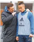  ?? FOTO: REINHARDT/DPA ?? Der neue HSV-Cheftraine­r Christian Titz (links) spricht mit seinem Spieler Bobby Wood.