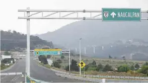  ??  ?? Contrato. La carretera Toluca-naucalpan aún no está terminada; lleva 11 años en construcci­ón.