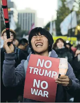  ?? SEONGJOON CHO / BLOOMBERG ?? La mayoría de los manifestan­tes contra Trump son estudiante­s